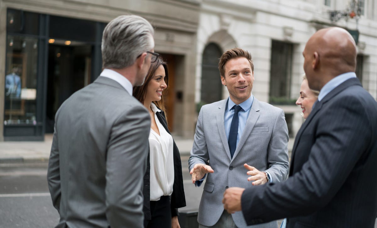 Personas conversando sobre cómo la metodología de Berlitz hace más fácil aprender idiomas