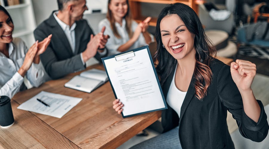 Persona logrando el mejor currículum vitae en inglés gracias a sus clases online