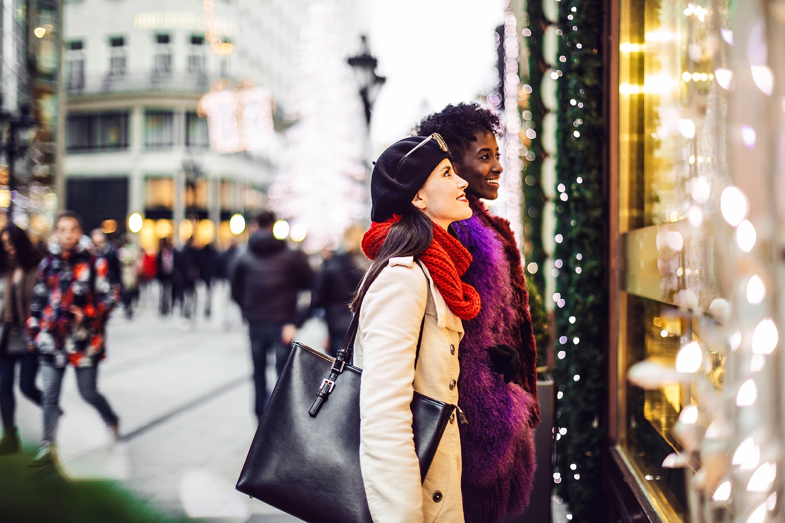 Dos mujeres jovenes, paseando en la calle durante navidad en Inglaterra