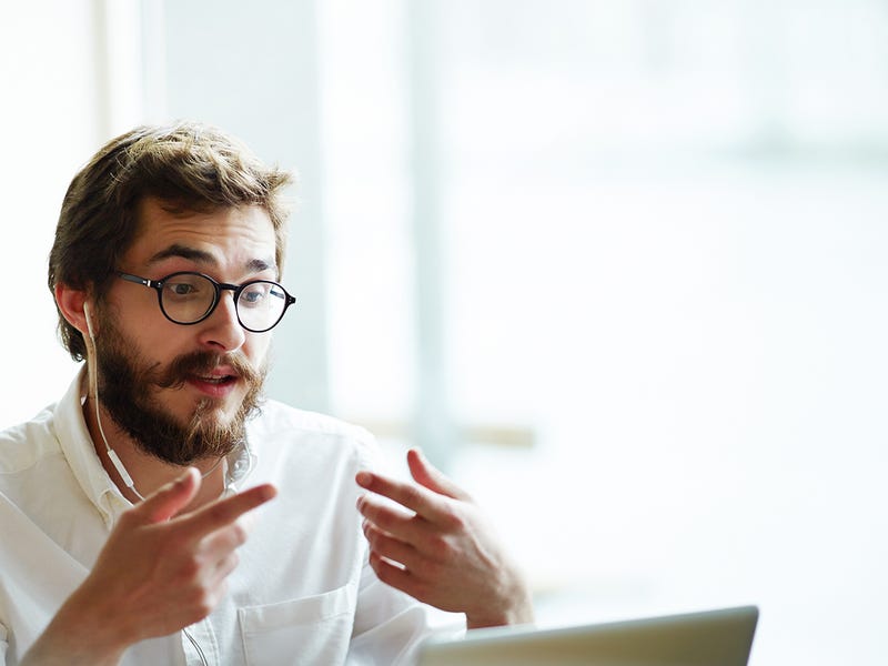 Un hombre en una videollamada en inglés hablando elocuentemente.