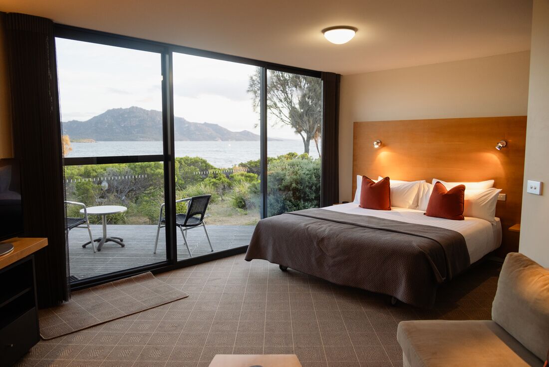 Stay-Intrepid-Australia-Tasmania-Edge-of-the-Bay-main-bedroom-mood-lighting.jpg