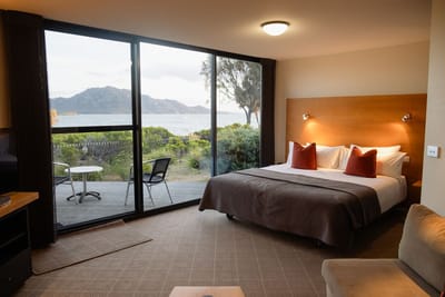 Stay-Intrepid-Australia-Tasmania-Edge-of-the-Bay-main-bedroom-mood-lighting.jpg