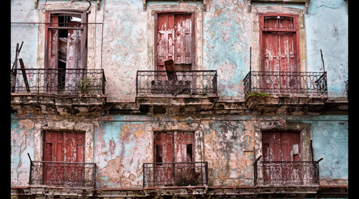 Vincent-Versace-Nikon-Ambassador-28-300-Cuba-building-facade.low.jpg