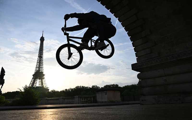 Clarity of the NIKKOR Z 24-70mm f/2.8 S II shown in a photo of a bike rider in air in low light