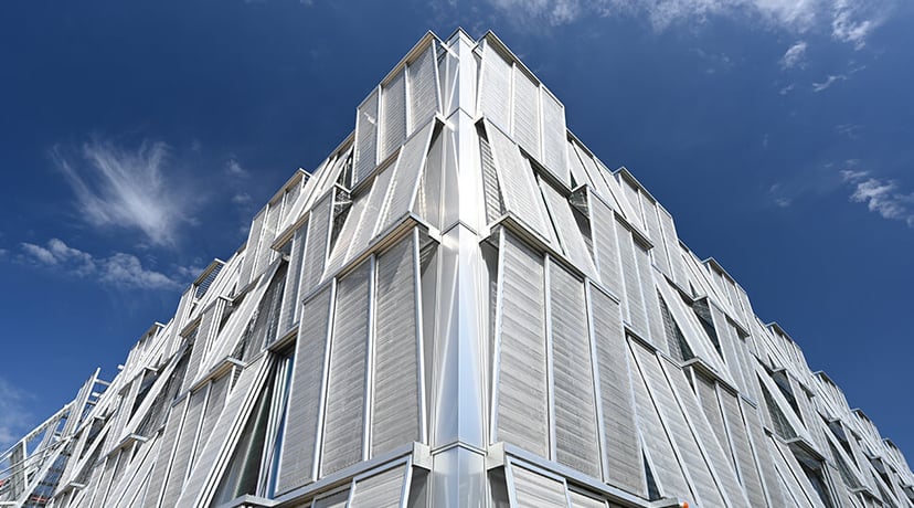 Photo of a building taken with the NIKKOR Z 14-24mm f/2.8 S lens and a polarizing filter