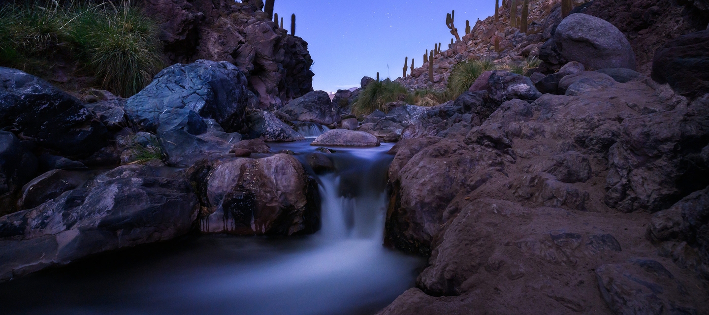 photo of a mini waterfall among desert rocks, taken with the NIKKOR Z 20mm f/1.8 S