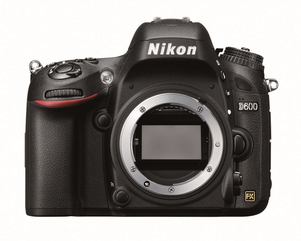 ☆撮影数3900回以下☆Nikon D600 ボディ　希少美品　FXフルサイズ D600_front.stub-en_INC.jpg