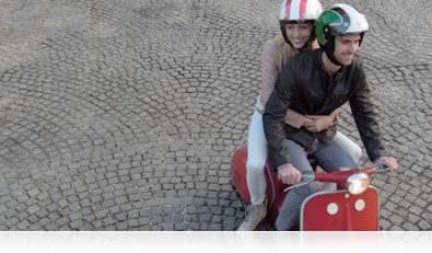 Foto de acción rápida de una pareja conduciendo una moto en Nueva Orleans, Louisiana 