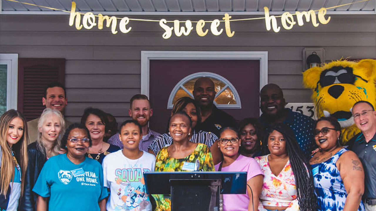 EverBank Builds Community Development