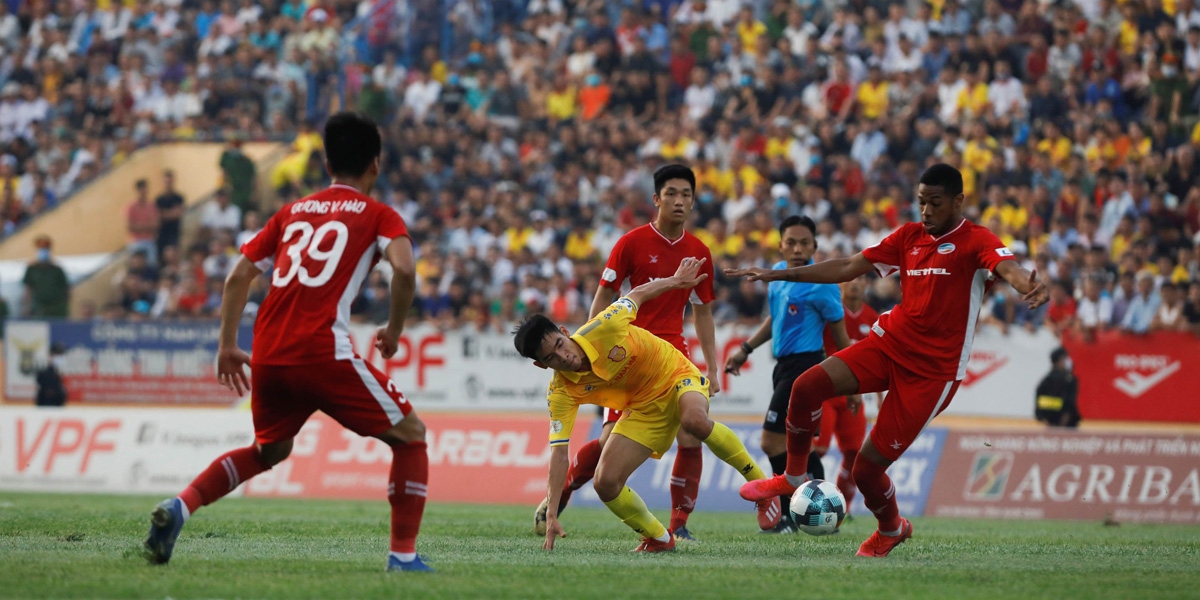 Vietnam Football League Restarts to Packed Stadiums