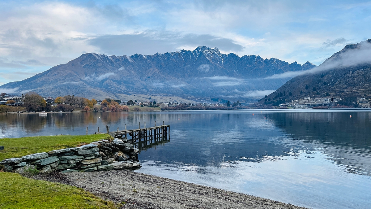 Ring_box_at_Queenstown_overlook_with_lake_view_(1).jpg