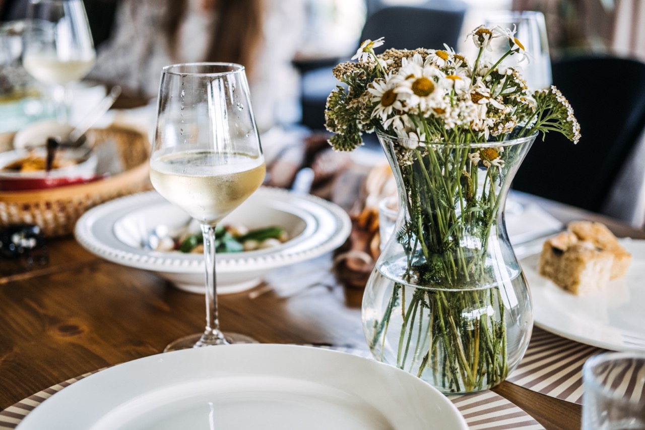 Farm-to-table_dining_setup_with_local_produce_Large.jpeg
