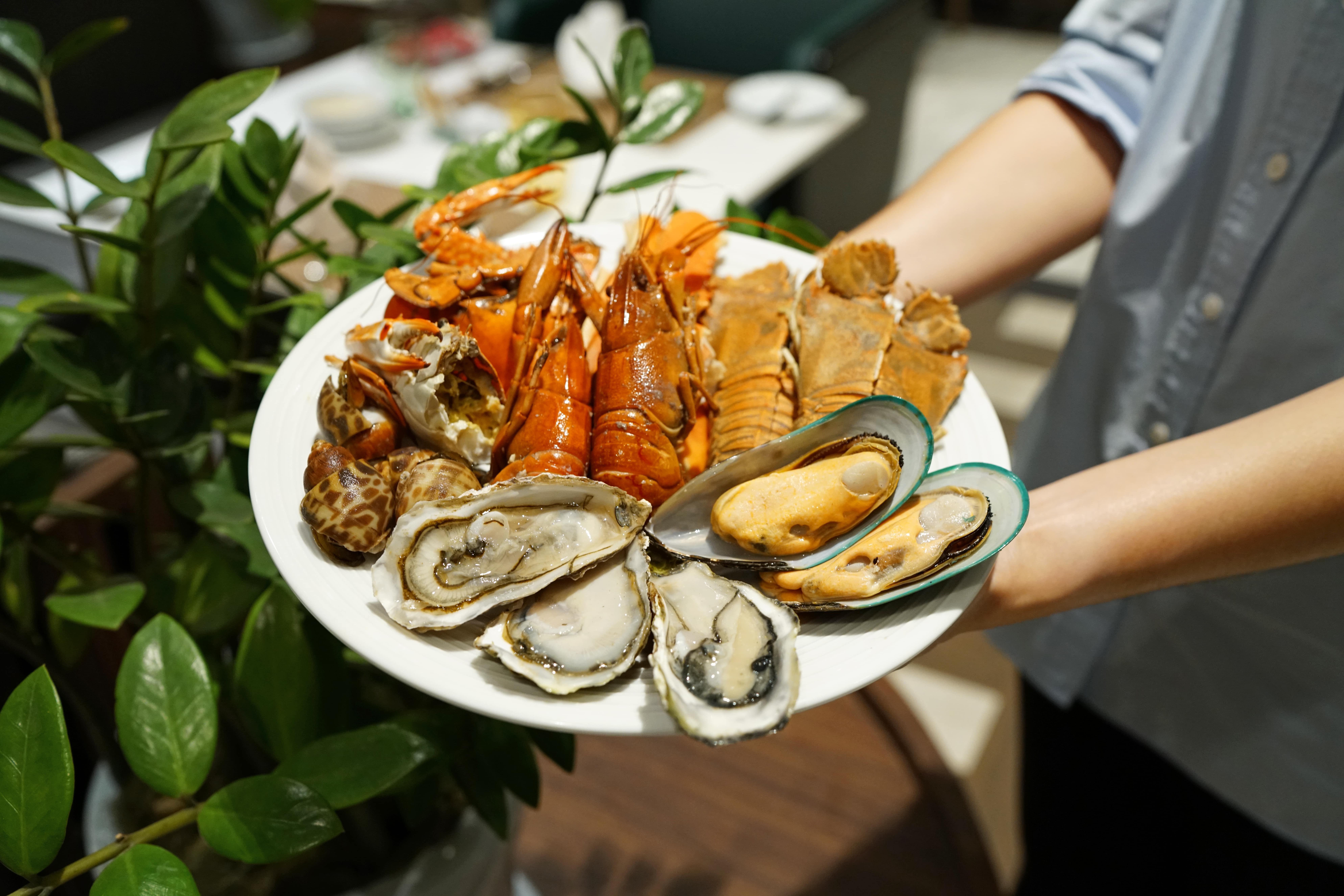 COMPRESSED Fine Dining in New Zealand 3_shutterstock_1442412146-min.jpg