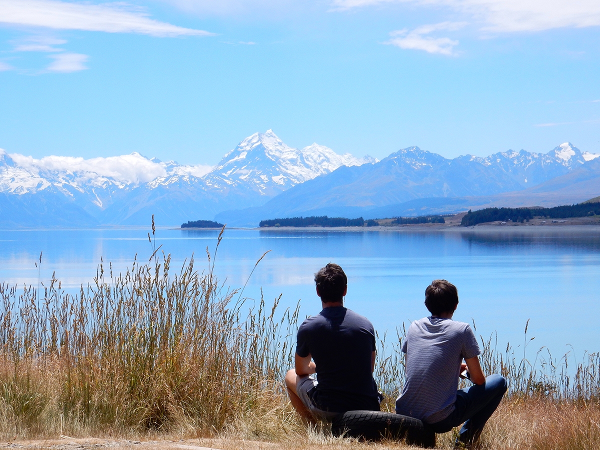 Family_picnic_at_Lake_Pukaki_rest_stop_(1).jpg