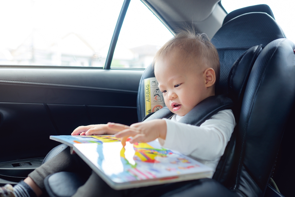 Kids_in_backseat_with_travel_activity_books_(1).jpg