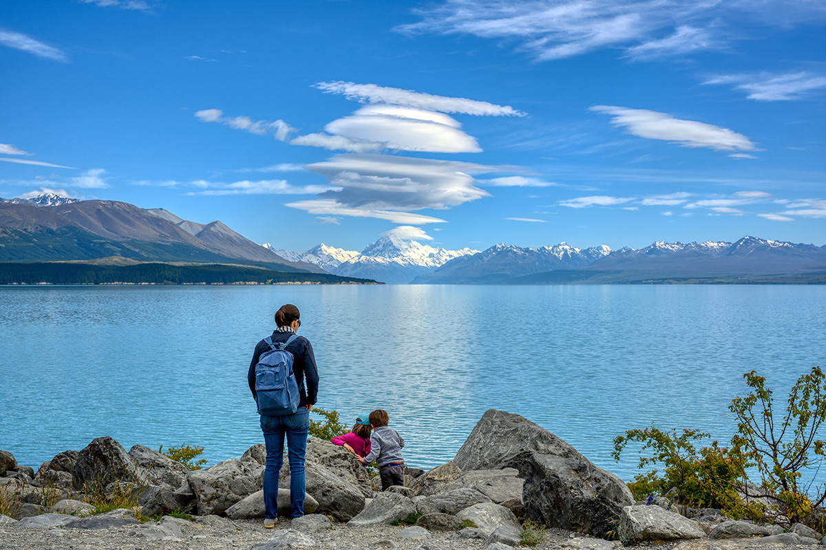 Family_at_Lake_Pukaki_with_view_of_Aoraki_Mount_Cook_(1).jpeg