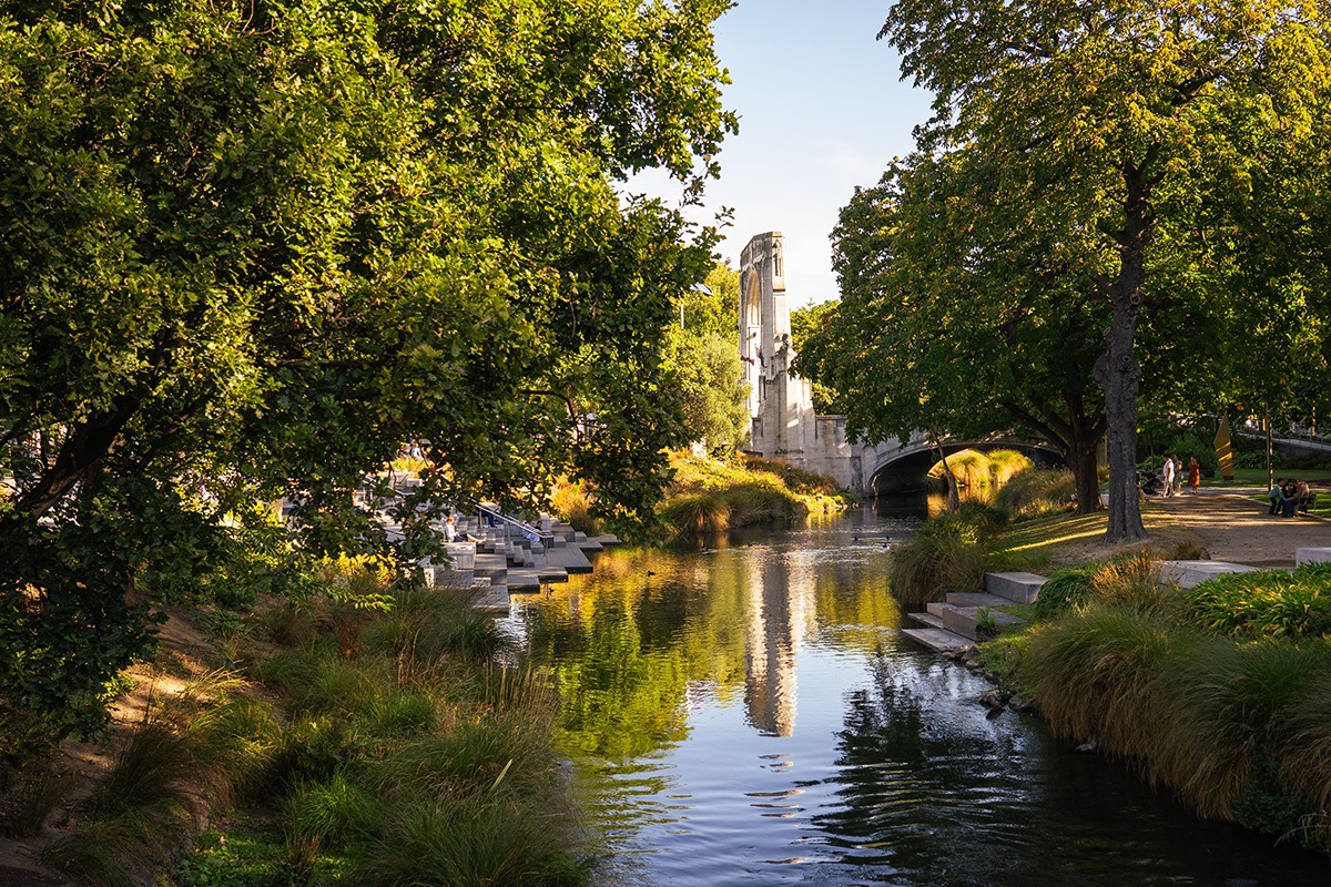 Walkway_along_the_Avon_River_with_punts_and_families_(1)_Large.jpeg