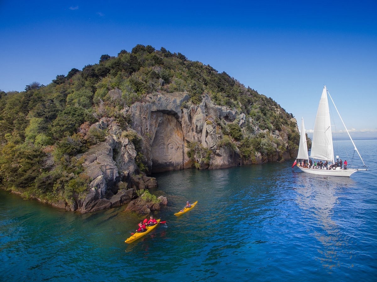 Final_lake_Taupō_with_canoe_or_kayak.jpeg
