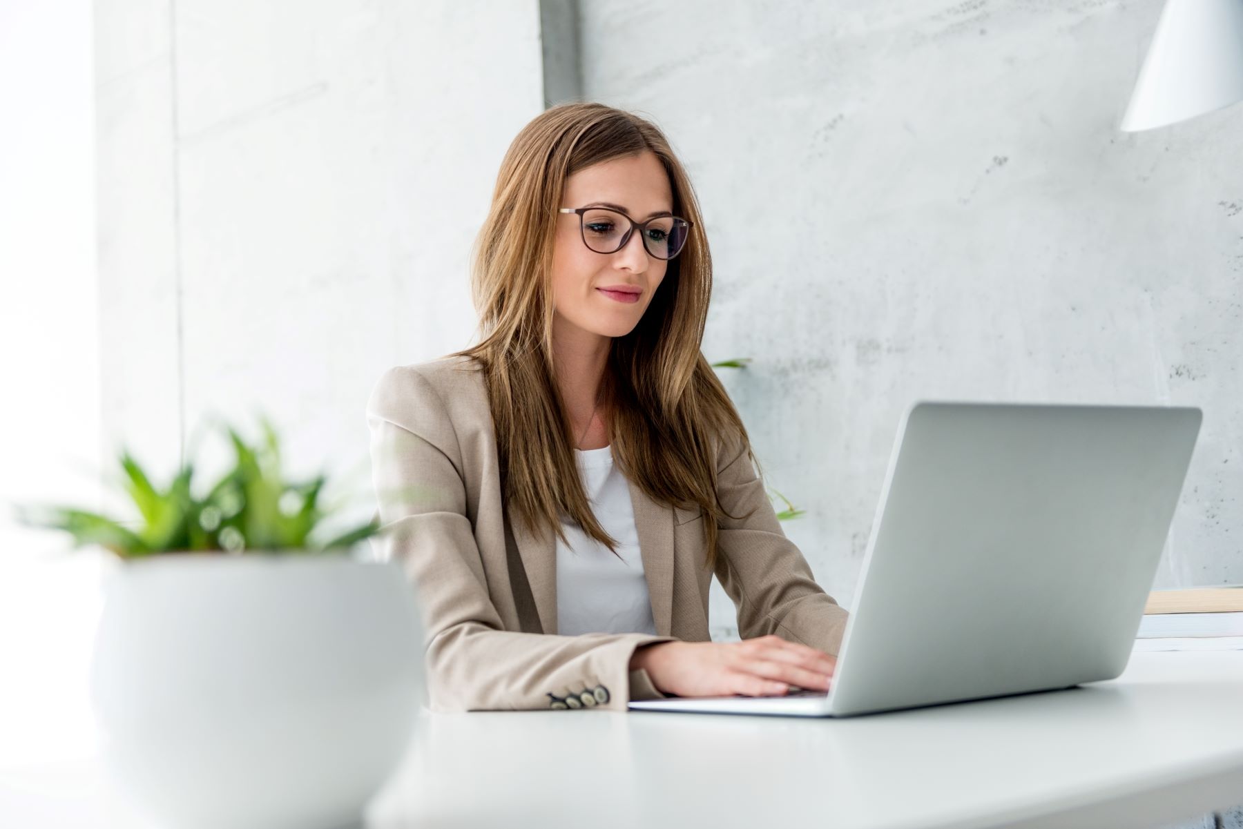 Neos deminar - woman with laptop