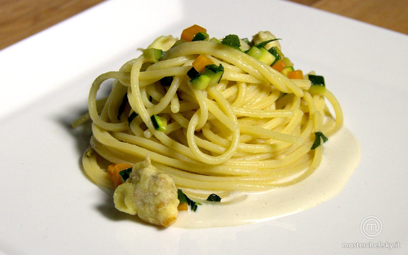 Spaghetti, vongole fritte e zucchine