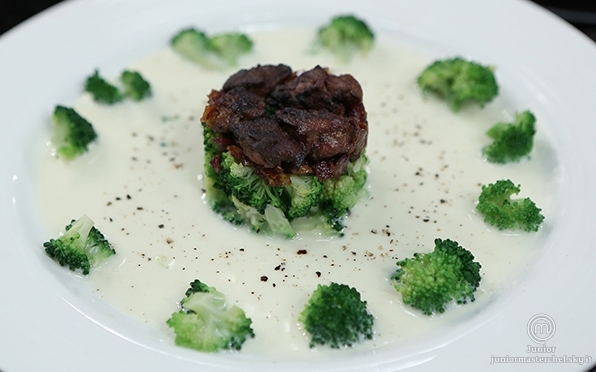 Tortino di broccoli con cipolle caramellate e fegato su crema di formaggio francese di capra 