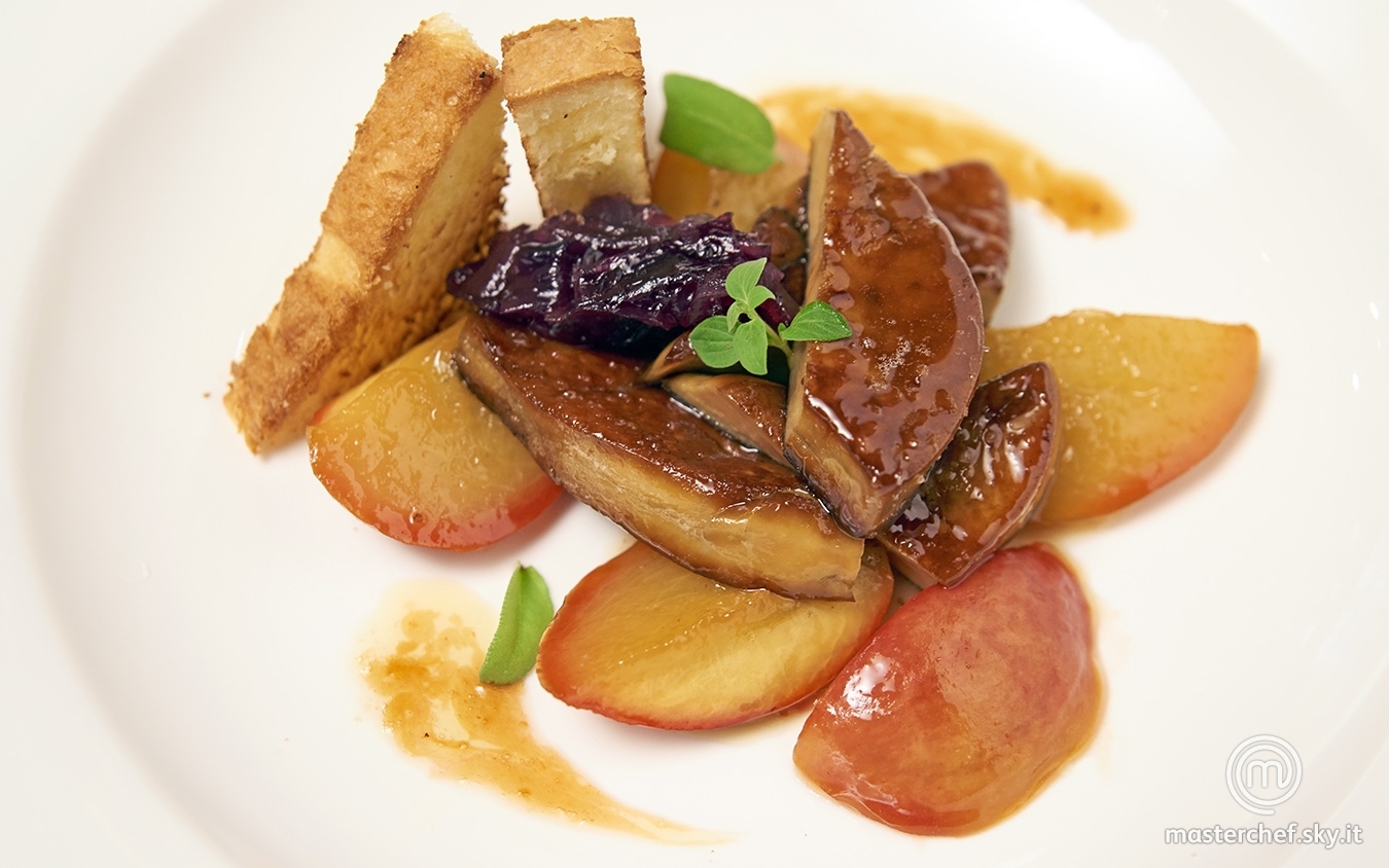 Foie gras con pesche caramellate e pan brioche