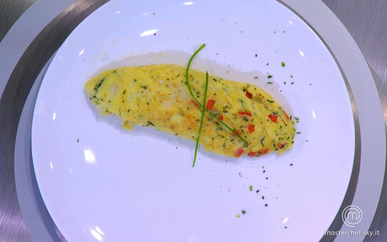 Omelette con peperone croccante, erba cipollina e parmigiano