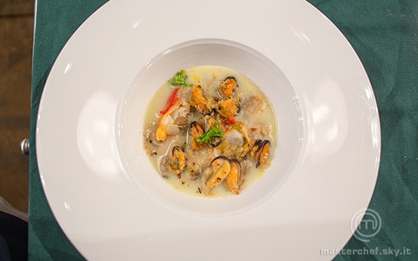 Zuppa chiara di molluschi all’aceto bianco con crumble di cozze