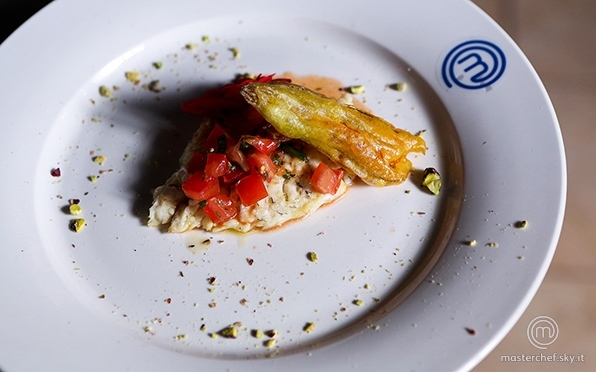Mormora in crosta di sale con fiori di zucca e salsa alla mediterranea