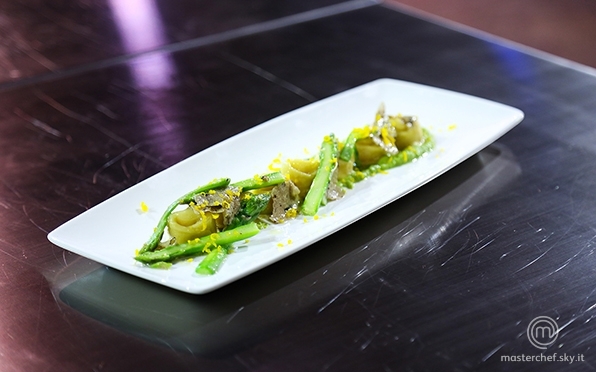 Cappelletti romagnoli con asparagi, tartufo e uovo marinato