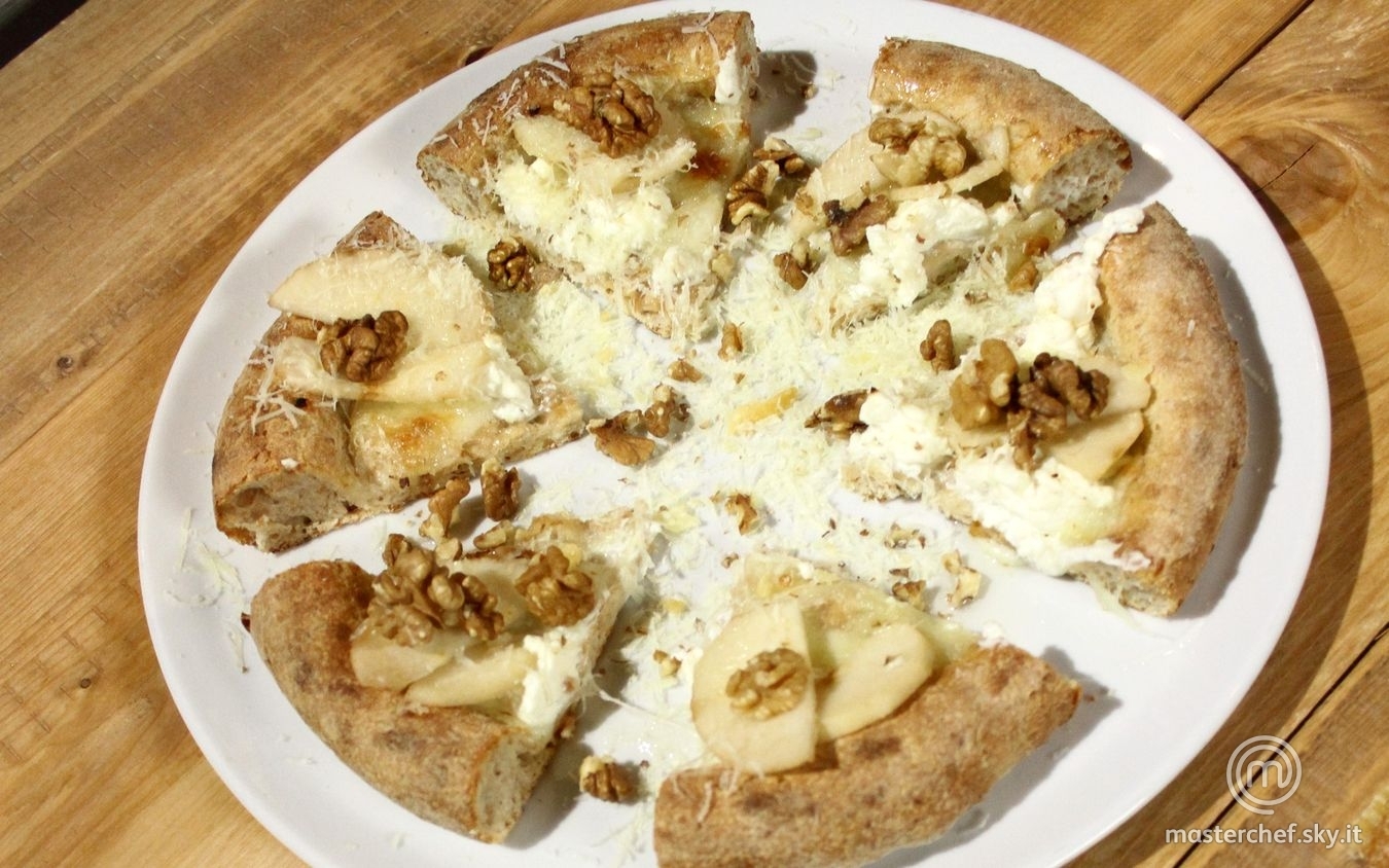 Pizza senza lieviti con mozzarella, miele di castagno e pere abate