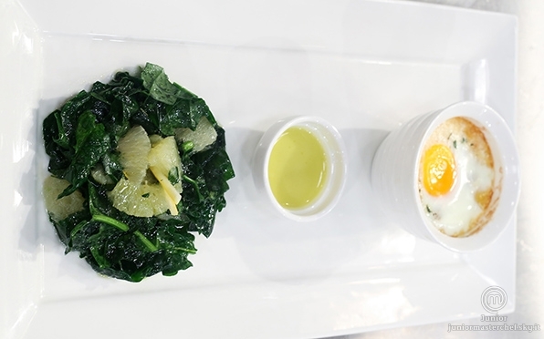Uovo in cocotte con salmone, insalata di spinaci e pompelmo con emulsione di pompelmo