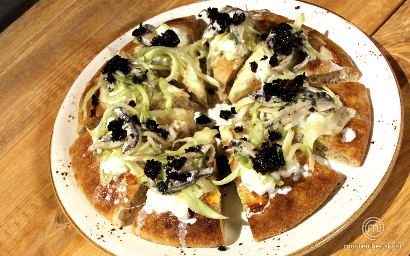 Pizza di farina monococco con mozzarella, puntarelle, alici e olive