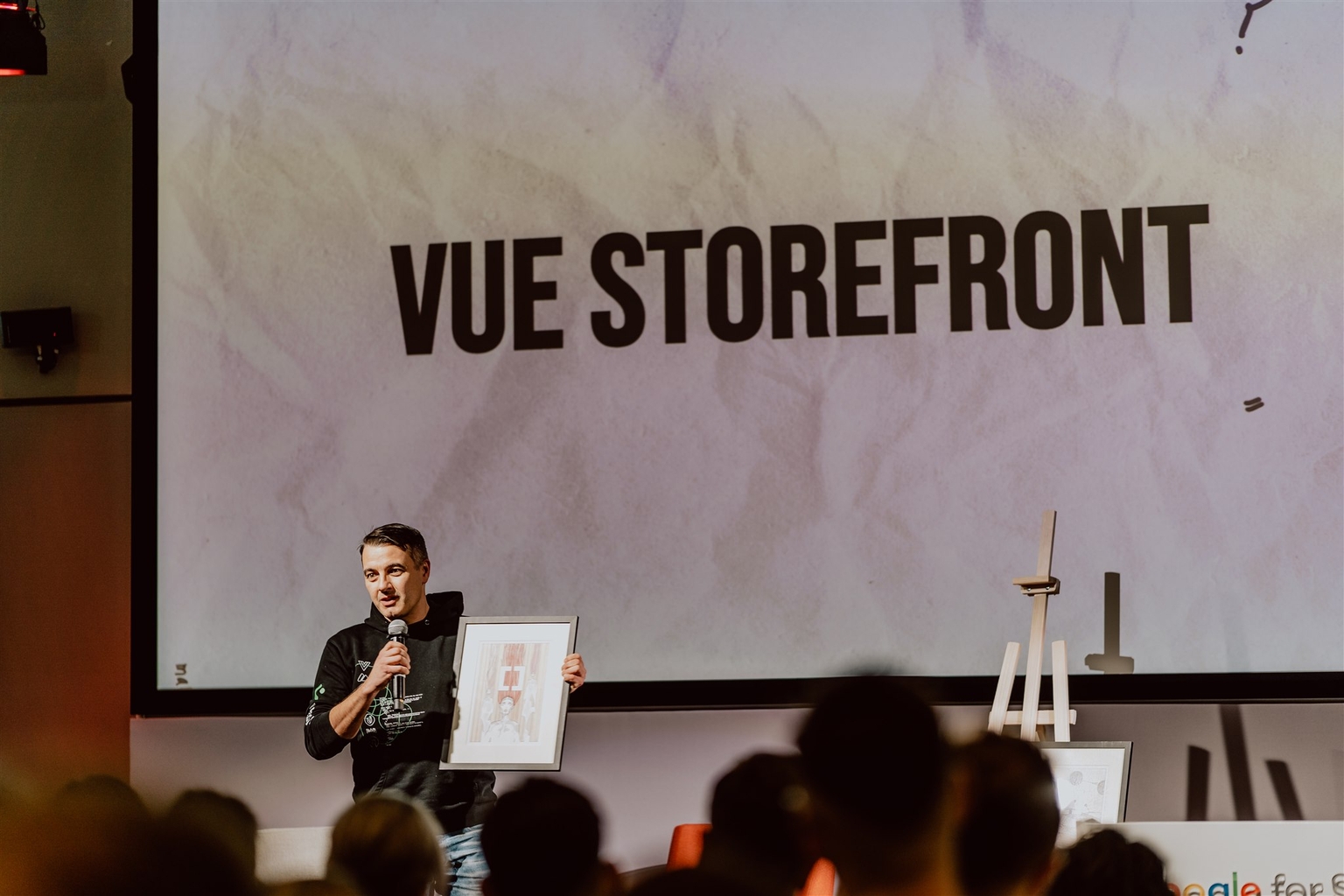 Bart Roszkowski, COO, Vue Storefront, receives the company's 2022 Aulery Award.