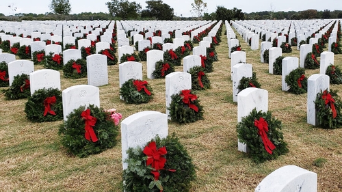 Wreaths adorning the graves of fallen military veterans