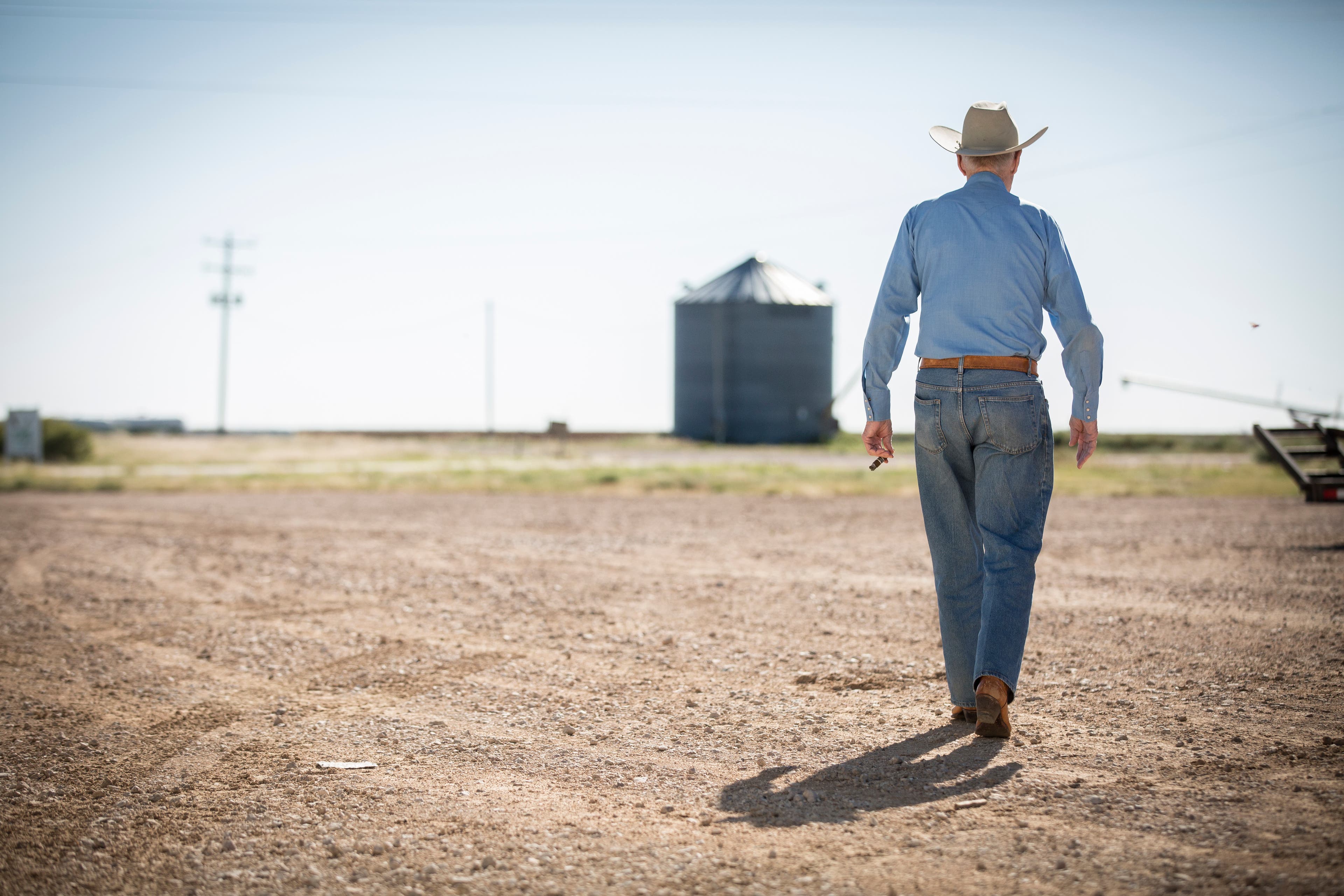 Invenergy_101217_0678_-_farmer_walking.jpg