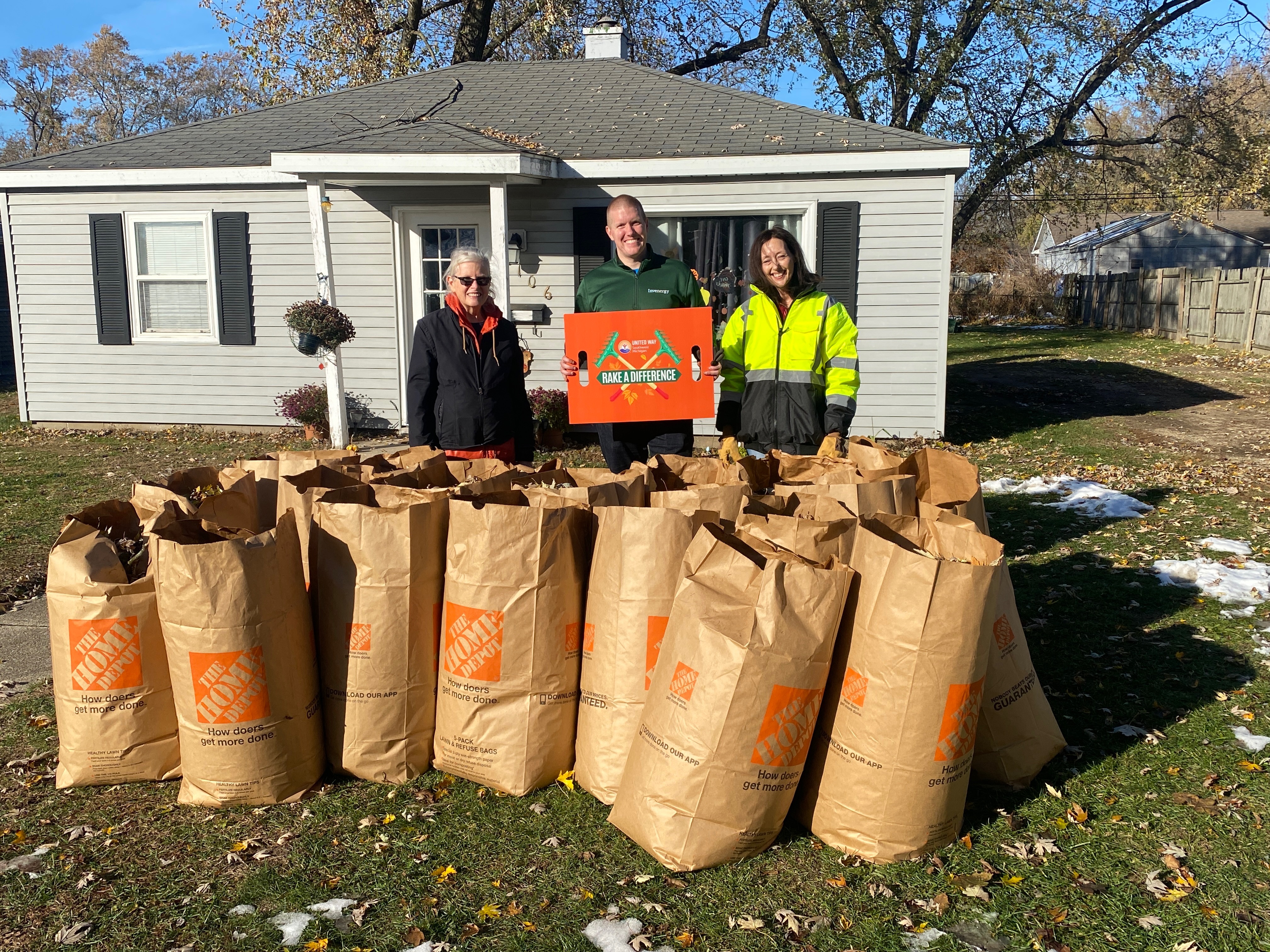 Invenergy joins 1,500 volunteers to Rake a Difference
