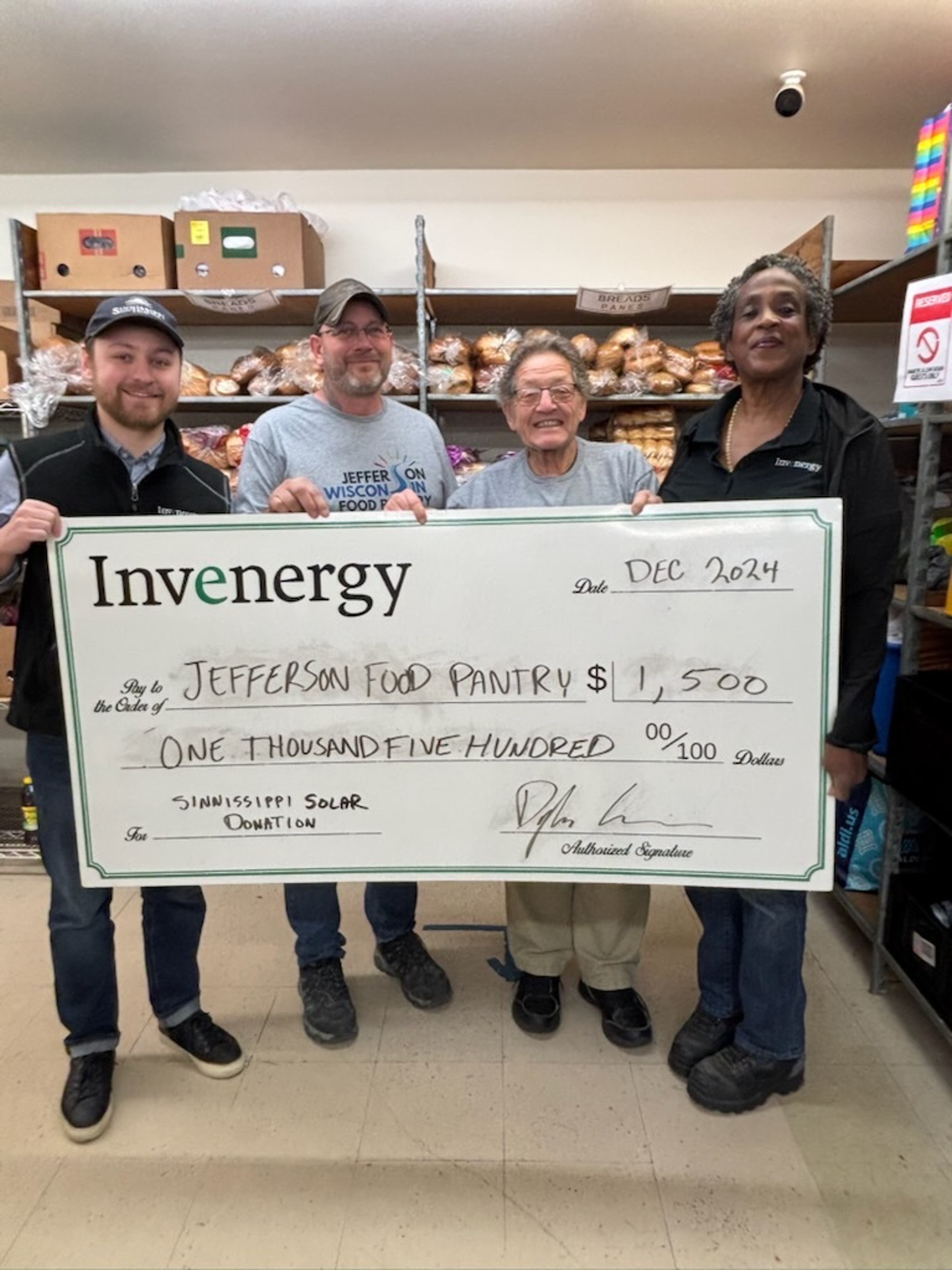Sinnisippi Solar donates to Jefferson Wisconsin Food Pantry