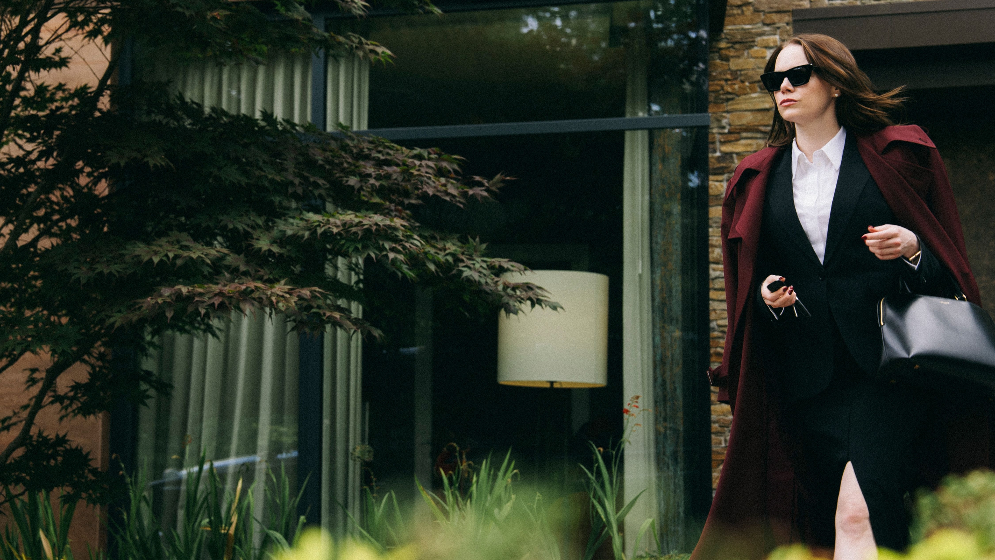 BUGONIA_English_US_thumbnail_16x9_V2 - TEXTLESS.jpg