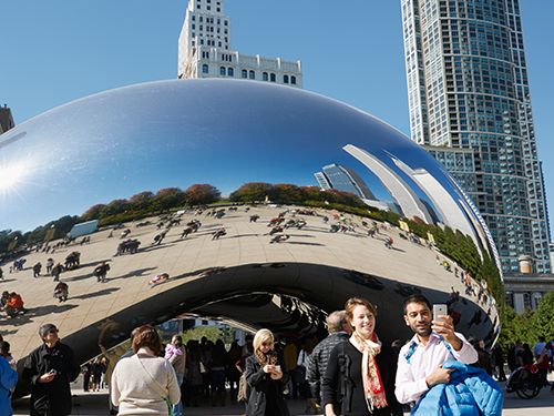 Frægt útlisitaverk í Chicago sem nefnist Cloud Gate og er í laginu einu og risavaxin baun 