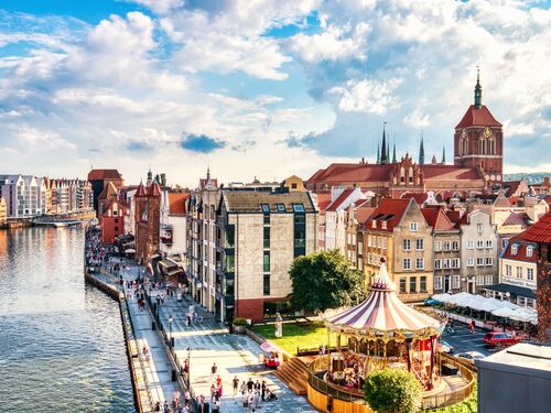 front de mer de Gdansk avec un manège au premier plan