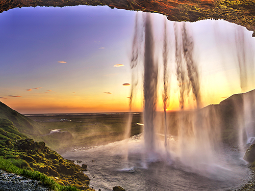 Cascade de Seljalandsfoss dans le sud de l’Islande, photographiée ici au coucher du soleil 