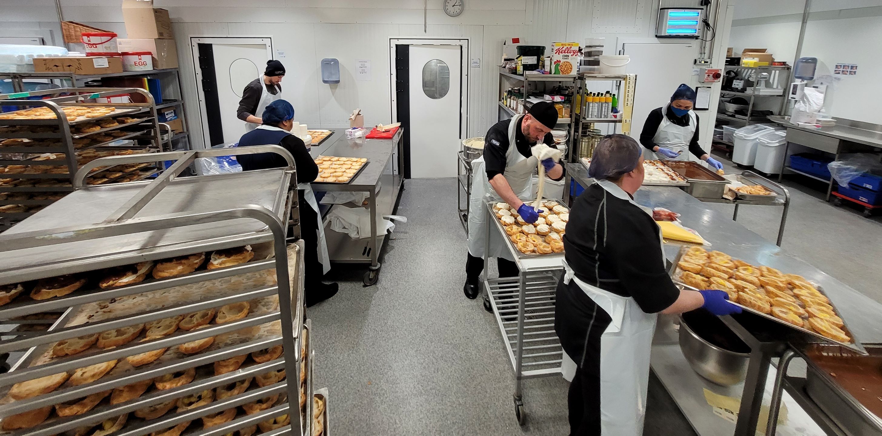 The Icelandair kitchen team made buns for flights on Bolludagur 2022. Here they are pictured in action in the kitchen.