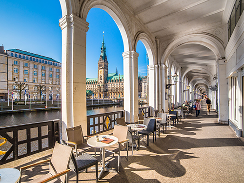 An outdoor dining area in Hamburg with an outlook over the Townhall  