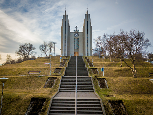 Akureyrarkirkja photographiée depuis le bas des escaliers qui y mènent 