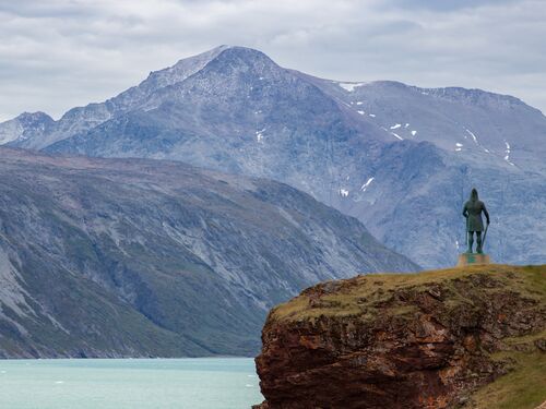 une statue près de Qaqortoq représentant un colon nordique