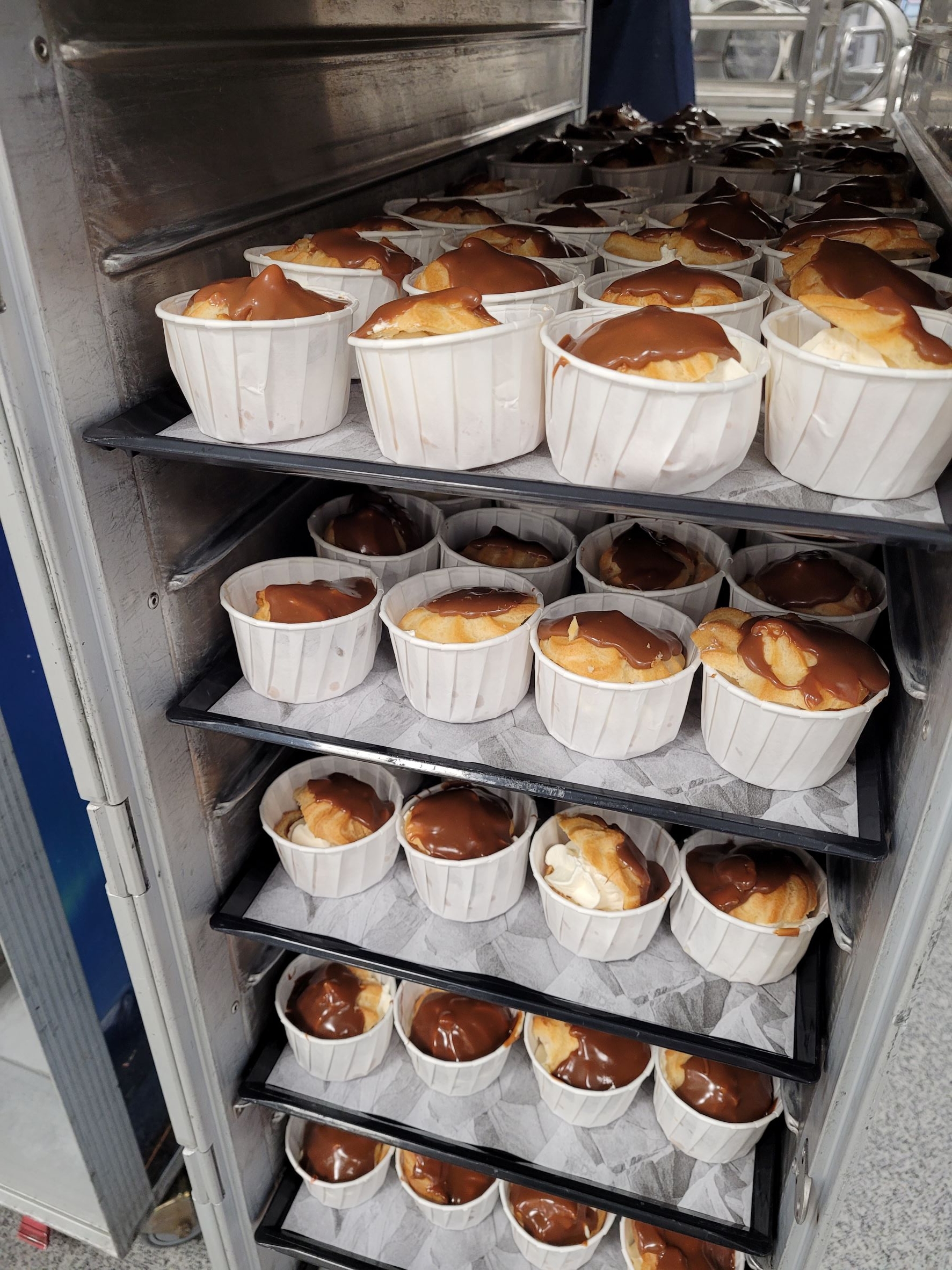 The Icelandair kitchen team made buns for flights on Bolludagur 2022. Here they are pictured stacked in the service trolley, ready for distribution to passengers.