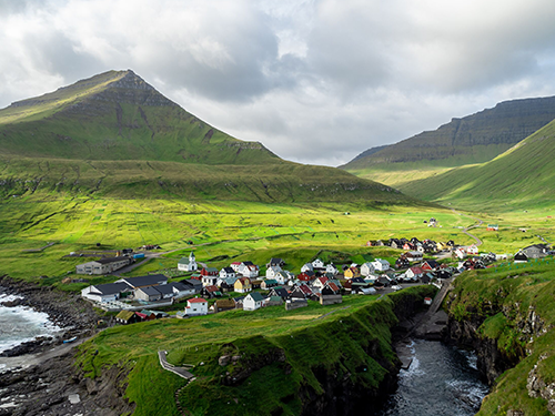 Die kleine Stadt Gjógv auf den Faröer Inseln, aus der Vogelperspektive 