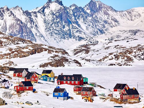 maisons colorées recouvertes de neige