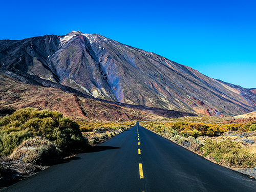 Vegur sem liggur meðfram eldfjallinu Teide á norðurhluta eyjarinnar Tenerife.